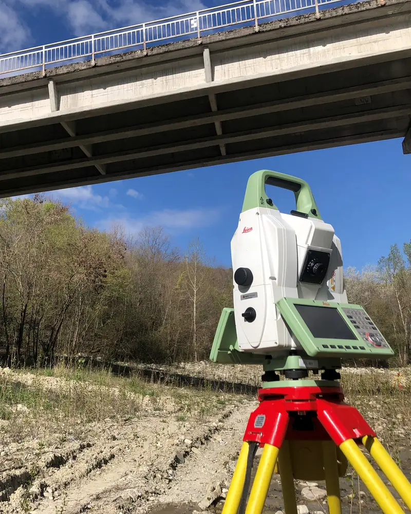 Bir köprünün altında topoğrafik ölçüm için sehpaya kurulmuş total station